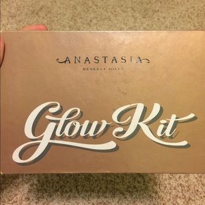Anastasia Beverly Hills glow kit highlight palette